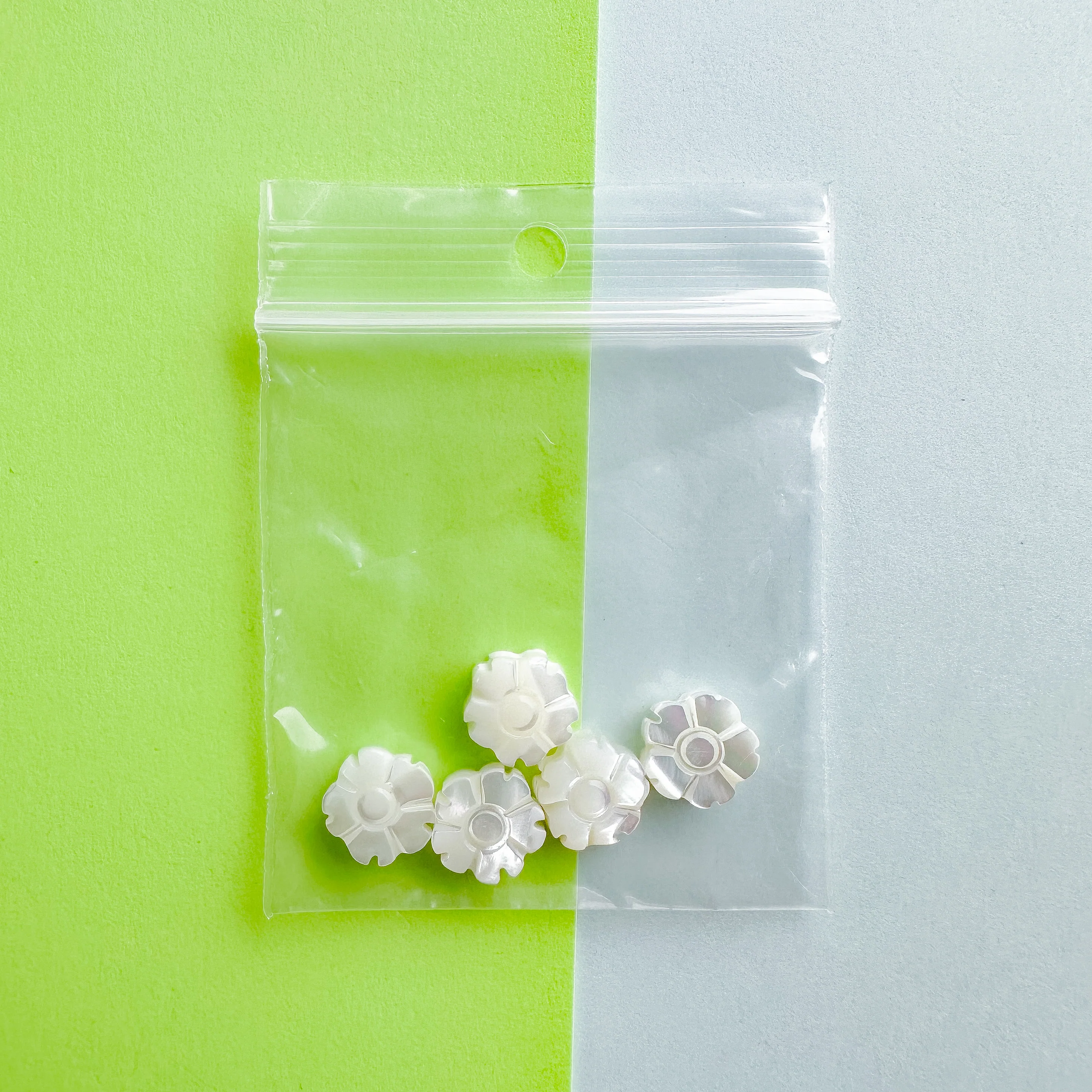 10mm Mother of Pearl Daisy - 5 Pack - Image 3