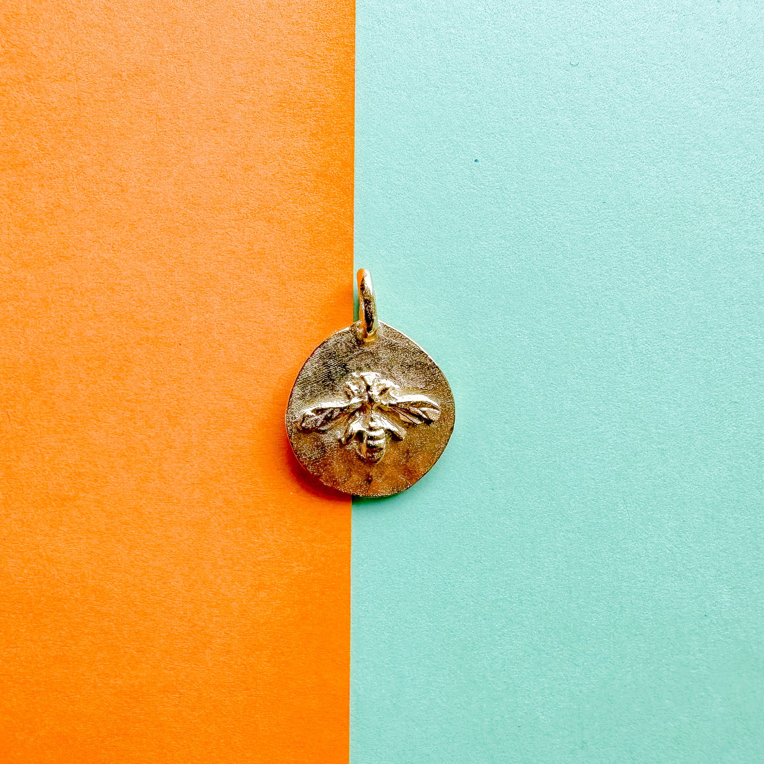 18mm Satin Gold Honey Bee Charm - Image 3