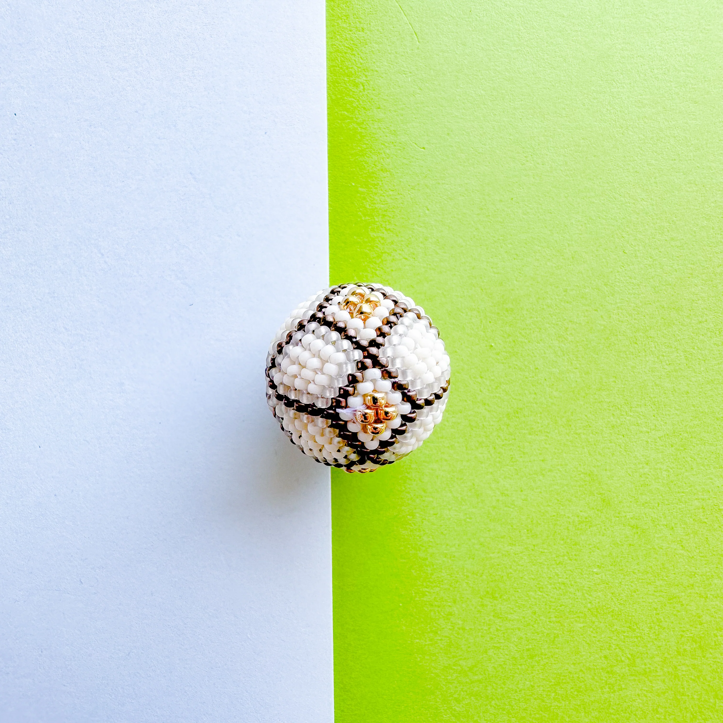 20mm Cream and Gold Clover Beaded Focal Bead - Image 3