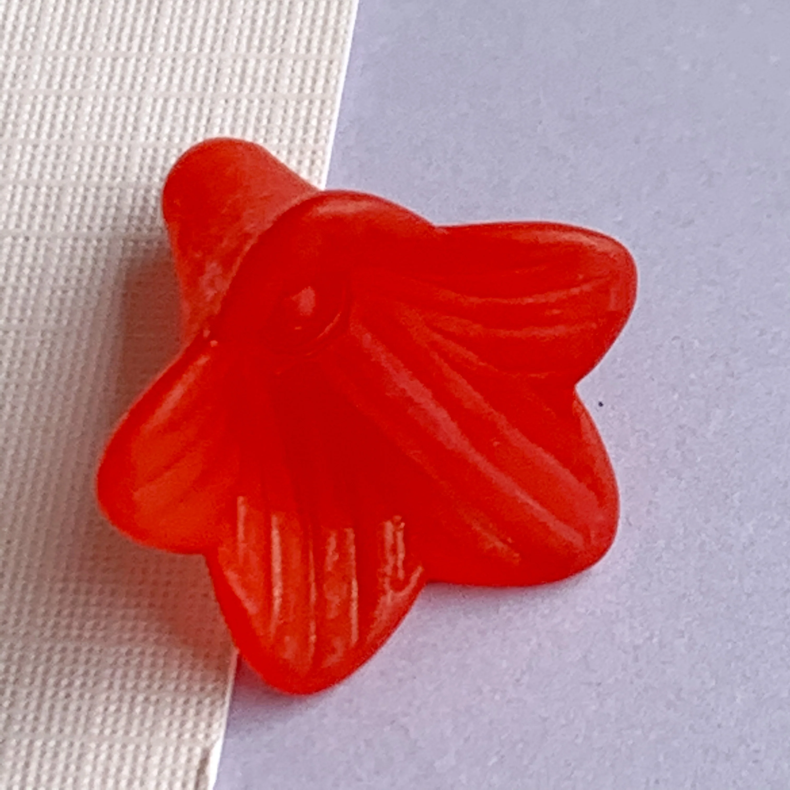 22mm Matte Acrylic Red Flower Beads - 6 Pack - Image 3