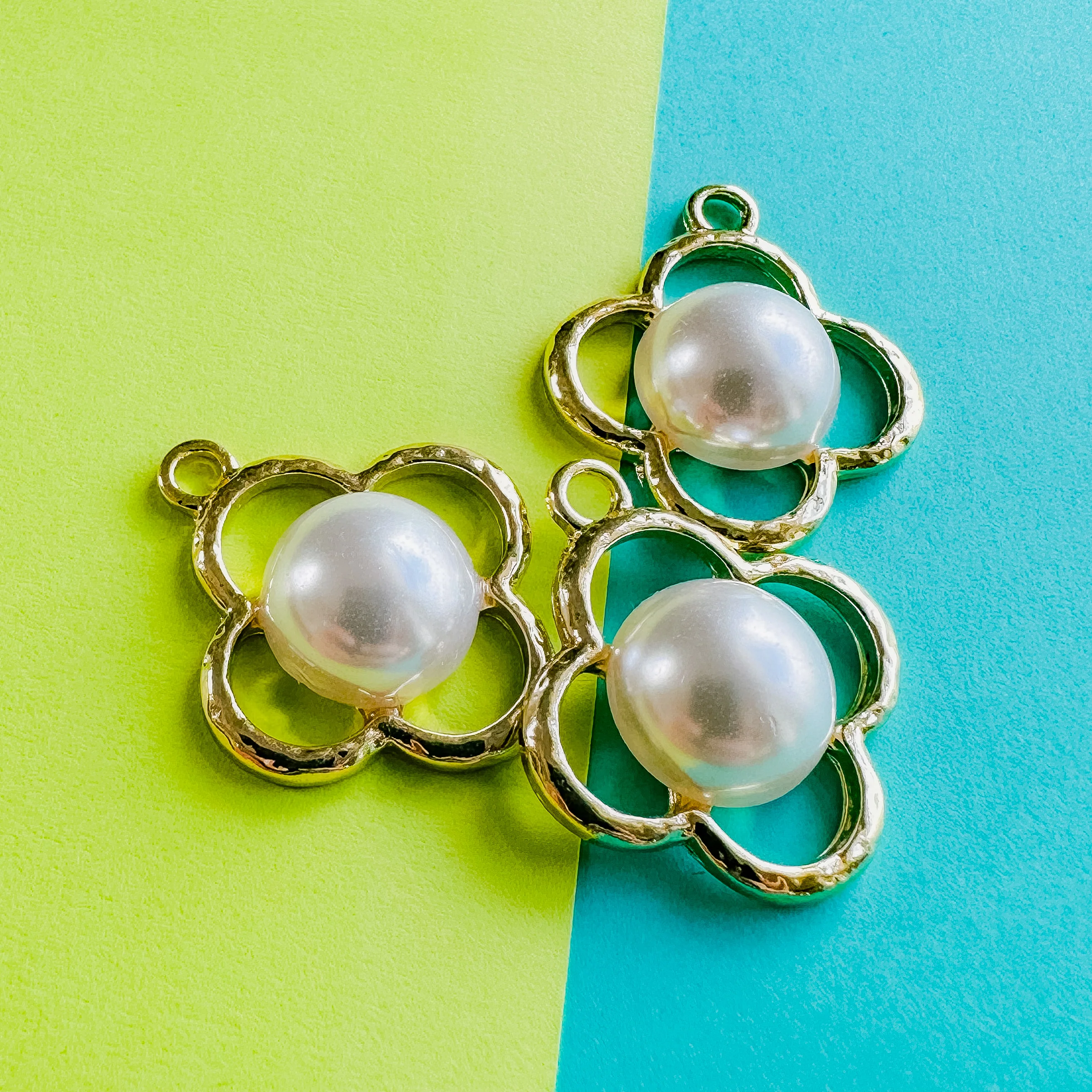 26mm Gold Pearlized Quatrefoil Charm - 2 Pack - Image 2