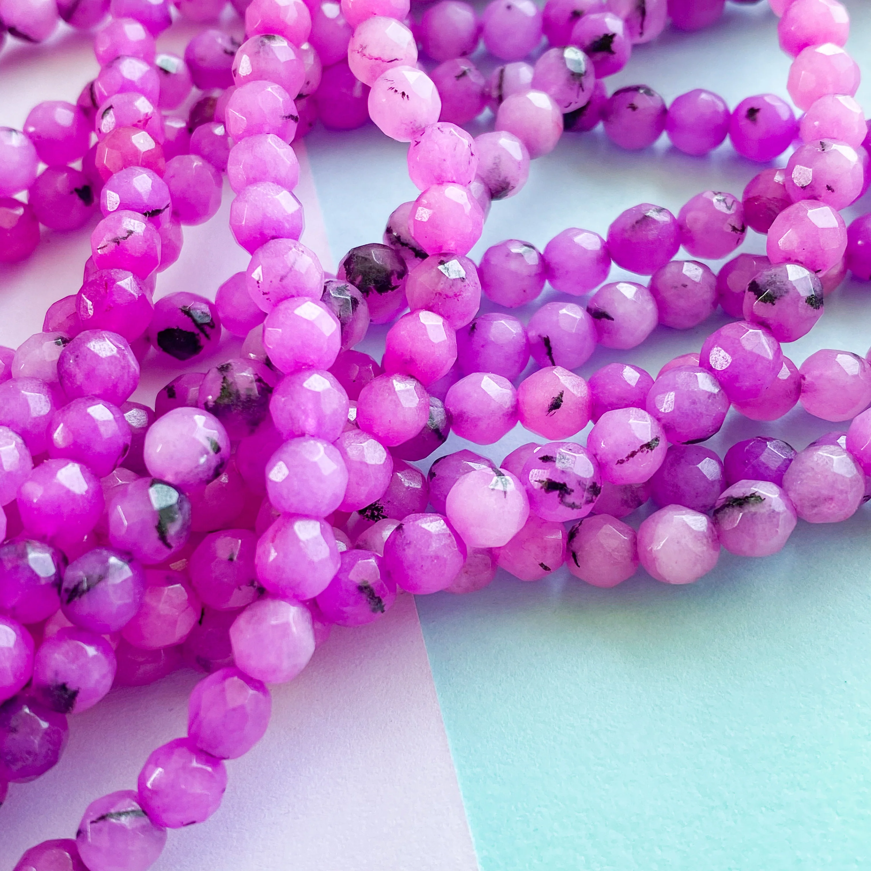 6mm Magenta Faceted Agate Round Strand - Image 3