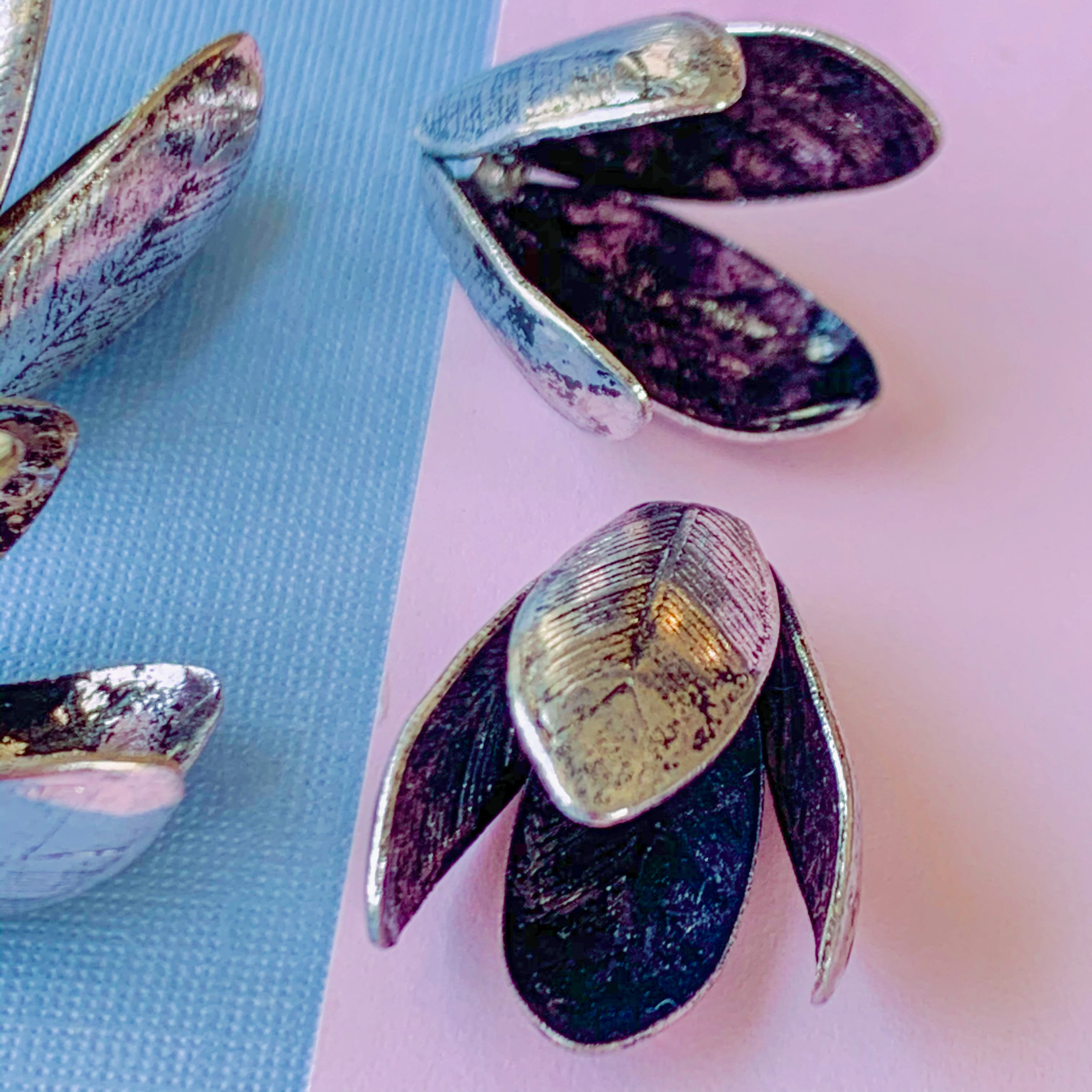 15mm Silver Floral Petal Cap- 4 Pack - Image 3
